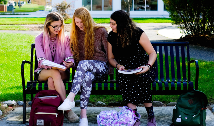 liuhengse.net three female students studying on a bench on camp at Ocean County College